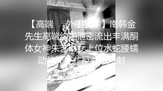 【新片速遞 】白丝袜萝莉美眉 穿着洛丽塔服装 趴着被大肉棒爸爸无套后入 小穴淫水超多 