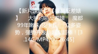 【极品稀缺??居家摄像头】绝色美少妇居家日常啪啪换衣??和老公居家啪啪 老公不在和网友果聊 看A片自慰挺饥渴的